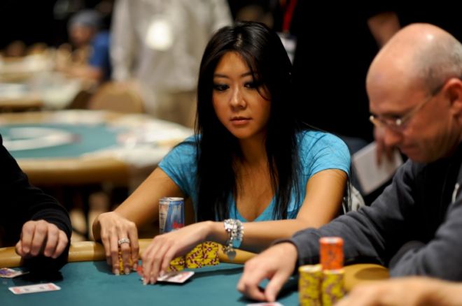 Maria Ho se blíží ke svému prvnímu WSOP náramku 0001 Maria Ho se blíží ke svému prvnímu WSOP náramku 0001