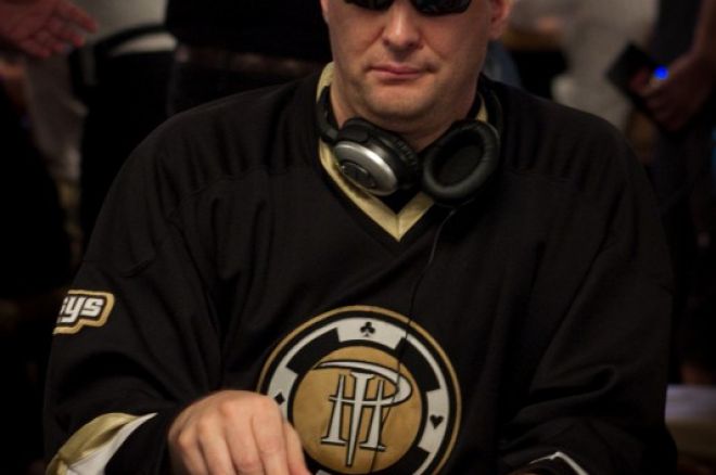 Phil Hellmuth, jugador de poker número uno para recibir un derechazo 0001