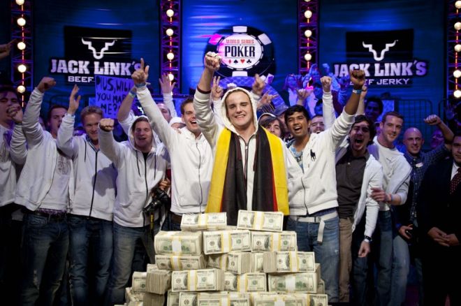 2011 WSOP ME Šampion: Pius Heinz ($8.715.638) 0001 2011 WSOP ME Šampion: Pius Heinz ($8.715.638) 0001