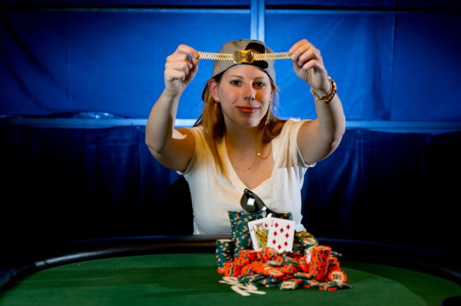 Dar viena mergina laimi WSOP auksinę apyrankę 0001 Dar viena mergina laimi WSOP auksinę apyrankę 0001