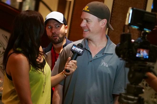 Daniel Negreanu photo bombs Erick Lindgren.