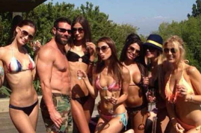 Bilzerian rodeado de chicas