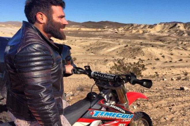 Bilzerian con su quad en el desierto