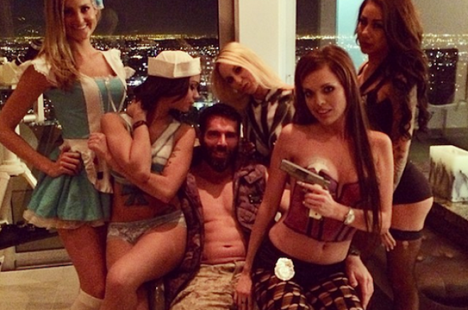 Dan „blitz“ Bilzerian sugebėjo pralošti 2,5 milijono dolerių per vieną ranką 0001 Dan „blitz“ Bilzerian sugebėjo pralošti 2,5 milijono dolerių per vieną ranką 0001
