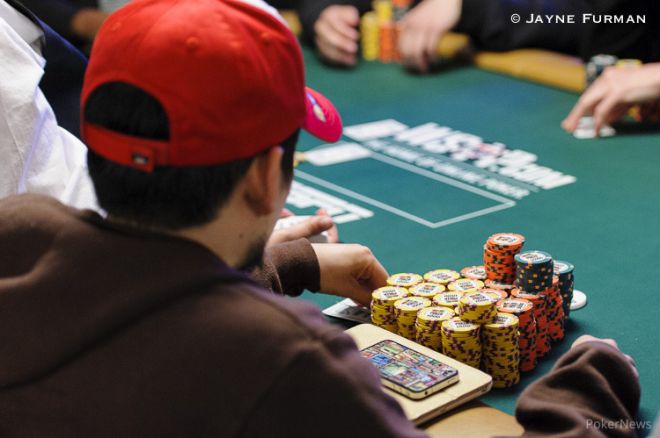 Tell Poker : L'adversaire vient-il de toucher sa couleur ?