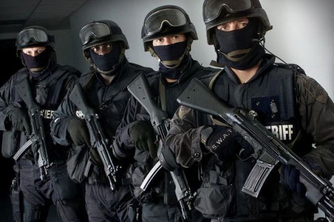 PokerNews Boulevard: SWAT team ingeroepen voor homegame in Amerika, Peters en Moolhuizen busten in Melbourne PokerNews Boulevard: SWAT team ingeroepen voor homegame in Amerika, Peters en Moolhuizen busten in Melbourne