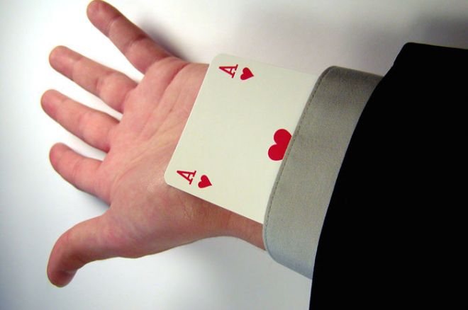 Triche : Un croupier cachait des cartes dans ses manches 0001