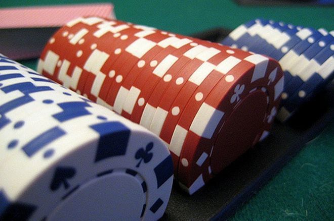 Menyelenggarakan Game Poker Luar Biasa di Rumah: Poker Chips