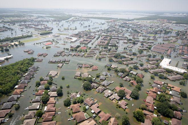 Making the Call: Poker Players Chip in to Help Texas Hurricane Victims 0001