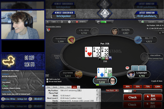 Fintan Hand memainkan poker online di saluran Twitch-nya 