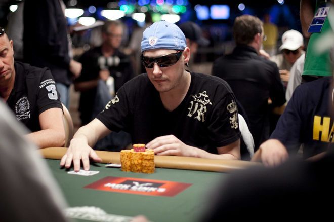 Dustin Woolf pernah bermain poker selama jutaan online.