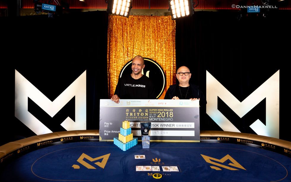 Richard Yong presents the winner cheque to Phil Ivey