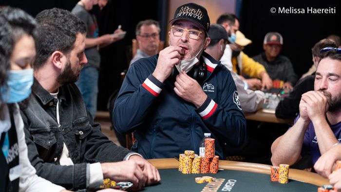Phil Hellmuth chows down