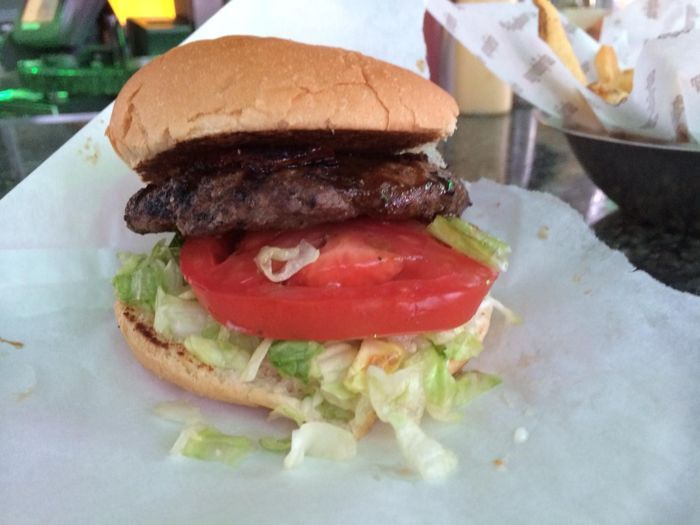 Southwest Burger (chipotle mayo, red onions, bacon) van StripBurger